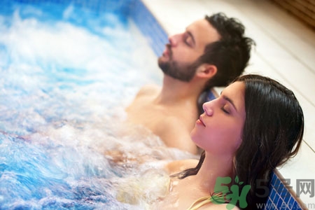 泡溫泉可以帶鉑金首飾嗎？泡溫泉能帶玉鐲嗎？