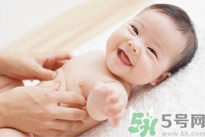 爽身粉什么牌子好？爽身粉和痱子粉的區(qū)別