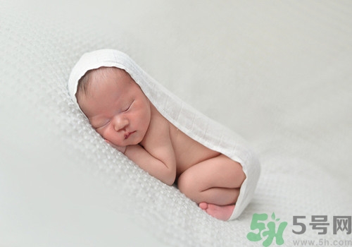 爽身粉什么牌子好？爽身粉和痱子粉的區(qū)別