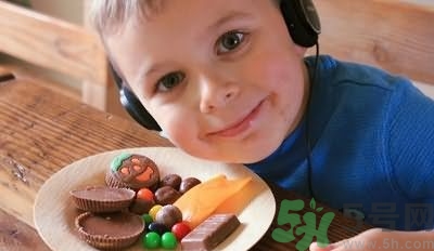 寶寶能吃零食嗎？寶寶吃零食的危害