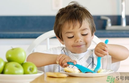 寶寶能吃零食嗎？寶寶吃零食的危害