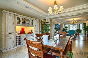 新裝修的房子多久可以入?。啃卵b修的房子多久能?。?><br/></p><h3>新裝修的房子多久可以入住</h3><p>新裝修的房子什么時候入住要看房子內(nèi)的空氣是否達標，因此，沒有明確的時間,一般情況下空置3個月即可。新裝修房子內(nèi)有毒氣體的多少以及排出的時間與食用的材料以及房間的通風情況有直接關(guān)系，有些材料有害物質(zhì)含量少，但卻排出緩慢，有些材料排出很快，所以，一般情況下至少需要通風換氣3個月才能入住，有些房子則是住了十幾年仍舊會釋放甲醛氣體。</p><p style=