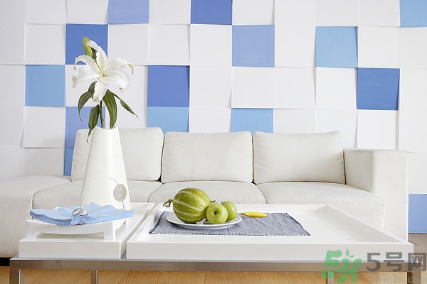 新裝修的房子多久可以入??？新裝修的房子多久能?。?></p><p>水果盆景：小南瓜、洋梨、香瓜、橘子、檸檬等都是絕佳的除味劑，將帶果植物盆景放在新房內(nèi)，既環(huán)保有益健康，又能享受瓜果的自然香味。如果想盡快驅(qū)除新居的刺鼻味道，可以用燈光照射植物，植物經(jīng)過光線照射，光合作用加強，生命力更加旺盛，釋放出來的氧氣比無光照射條件增長幾倍。</p><p>龜背竹:又名龜背蕉、蓬來蕉、電線蓮、透龍掌，常綠藤本植物。花諺說，“龜背竹本領(lǐng)強，二氧化碳一掃光”，它夜間有很強的吸收二氧化碳的特點，比其它花卉高6倍以上。</p><p>美人蕉:又名紅花蕉、苞米花、鳳尾花、寬心姜。花諺說，“美人蕉抗性強，二氧化硫它能降”，它對二氧化硫有很強的吸收性能。</p><p>石榴:又名安石榴、海石榴、丹若?；ㄖV說，“花石榴紅似火，既觀花又觀果，空氣含鉛別想躲”，室內(nèi)擺一兩盆石榴，能降低空氣中的含鉛量。</p><p>石竹:又名洛陽花、草石竹，多年生草本植物，石竹種類很多，夏秋開花。花諺說，“草石竹鐵肚量，能把毒氣打掃光”，它有吸收二氧化硫和氯化物的本領(lǐng)，凡有類似氣體的地方，均可以種植石竹。</p><p style=