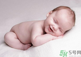 秋天嬰兒睡覺(jué)穿什么？嬰兒秋天睡覺(jué)穿什么？