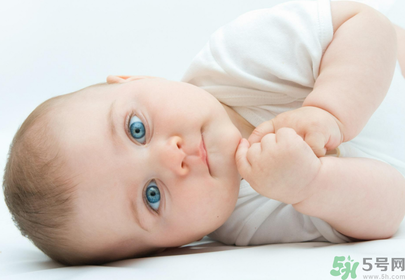 秋天嬰兒睡覺(jué)穿什么？嬰兒秋天睡覺(jué)穿什么？