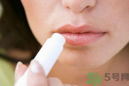 嘴巴起皮是怎么回事？嘴巴干裂起皮很疼怎么辦？
