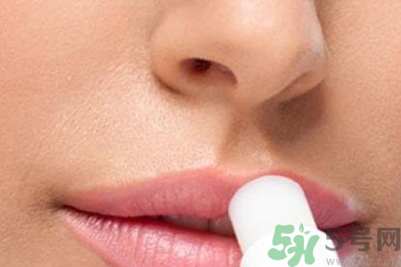 嘴巴起皮是怎么回事？嘴巴干裂起皮很疼怎么辦？