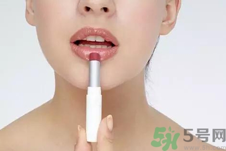 嘴巴起皮是怎么回事？嘴巴干裂起皮很疼怎么辦？