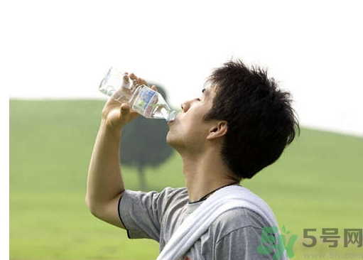 多喝水皮膚會(huì)變好嗎？喝多少水皮膚會(huì)變好？