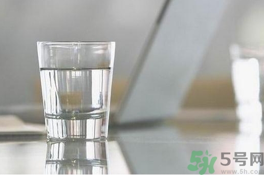 多喝水皮膚會(huì)變好嗎？喝多少水皮膚會(huì)變好？