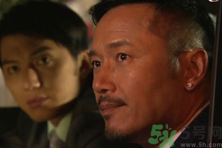 男性耳飾怎么挑選？男生耳釘左右耳的含義是什么？