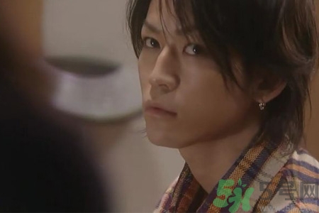 男性耳飾怎么挑選？男生耳釘左右耳的含義是什么？