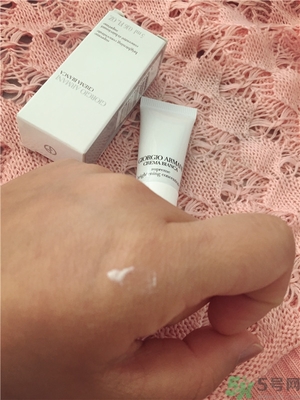 阿瑪尼黑鑰匙至臻奐顏精華乳怎么樣？阿瑪尼黑鑰匙精華乳好用嗎？