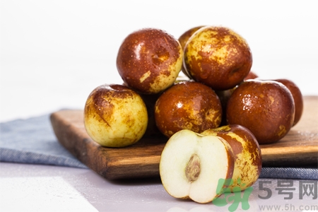 冬棗為什么用開(kāi)水泡過(guò)會(huì)變紅？燙過(guò)的冬棗還能吃嗎？