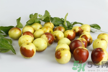 冬棗為什么用開(kāi)水泡過(guò)會(huì)變紅？燙過(guò)的冬棗還能吃嗎？