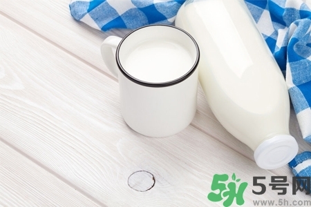 核桃奶和純牛奶哪個(gè)營(yíng)養(yǎng)價(jià)值比較高？核桃奶和純牛奶的區(qū)別