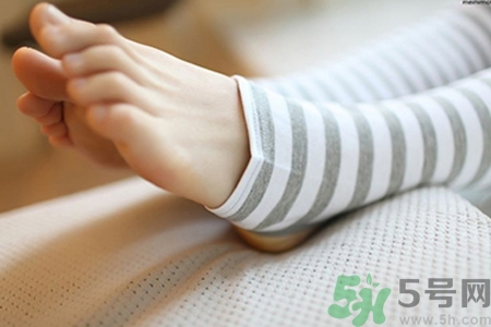 腳趾甲變厚變黃什么原因？腳趾甲變厚變黃是灰指甲嗎？