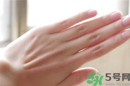 ?指甲上有豎紋是缺什么？指甲上有豎紋是缺維生素嗎？