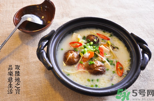 鯽魚湯的營(yíng)養(yǎng)價(jià)值 鯽魚湯的功效與作用 鯽魚湯的營(yíng)養(yǎng)價(jià)值 鯽魚湯的功效與作用