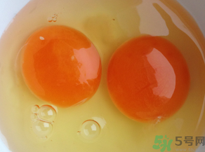 雞蛋黃發(fā)紅是怎么回事？雞蛋黃發(fā)紅可以吃嗎？