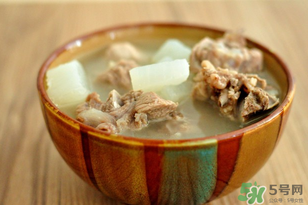 煮排骨用涼水還是熱水？燉排骨用熱水好還是涼水好？