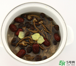 燉排骨什么時候放鹽最好？燉排骨放什么調(diào)料？