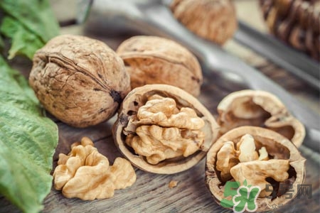 吃核桃可以喝茶嗎？吃核桃喝茶會(huì)中毒嗎？