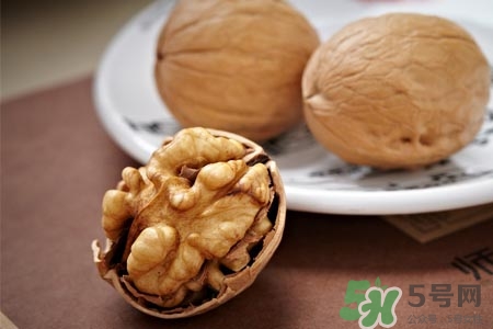 吃核桃可以喝茶嗎？吃核桃喝茶會(huì)中毒嗎？