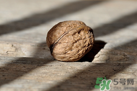 核桃可以和酸奶一起吃嗎?核桃和酸奶一起吃會(huì)怎么樣 核桃可以和酸奶一起吃嗎?核桃和酸奶一起吃會(huì)怎么樣