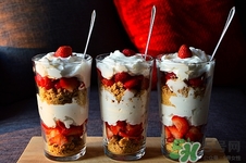 核桃可以和酸奶一起吃嗎?核桃和酸奶一起吃會(huì)怎么樣 核桃可以和酸奶一起吃嗎?核桃和酸奶一起吃會(huì)怎么樣