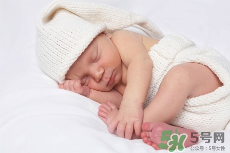 冬天寶寶睡覺(jué)手能放外面嗎？冬天寶寶睡覺(jué)手放外面怎么辦？