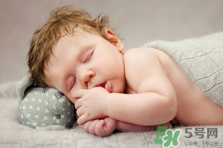 冬天寶寶睡覺穿什么？嬰兒冬天睡覺穿什么好？