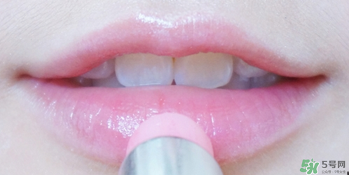 catrice變色唇膏粉管和銀管有什么區(qū)別? catrice變色唇膏粉管和銀管有什么區(qū)別?