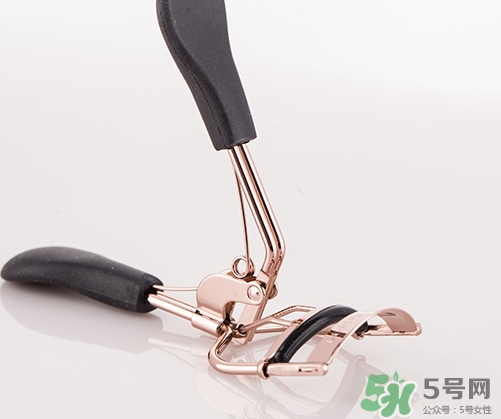 睫毛夾可以帶上飛機(jī)嗎？睫毛夾可以托運嗎？