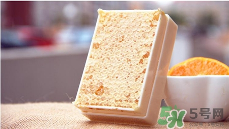 蜂巢蜜的營養(yǎng)價(jià)值 巢蜜的功效與作用 蜂巢蜜的營養(yǎng)價(jià)值 巢蜜的功效與作用