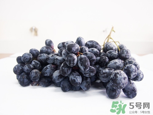 吃黑提子有什么好處?黑提子的功效與作用 吃黑提子有什么好處?黑提子的功效與作用
