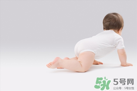 冬天寶寶穿連體衣好還是分體衣好？寶寶穿連體衣的好處有哪些？