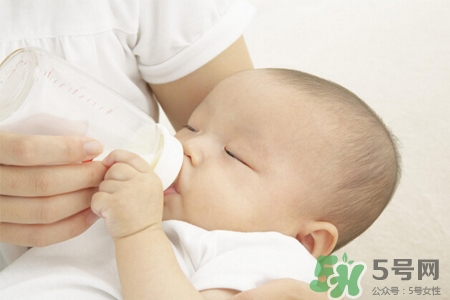 冬天寶寶穿連體衣好還是分體衣好？寶寶穿連體衣的好處有哪些？