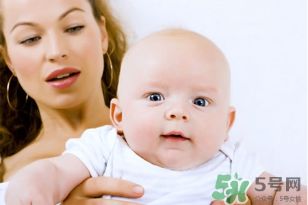 冬天寶寶穿連體衣好還是分體衣好？寶寶穿連體衣的好處有哪些？