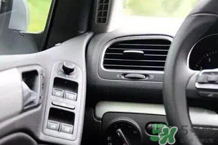 冬天早上車玻璃上的冰霜怎么弄？冬天早上車玻璃上的霧怎么弄？