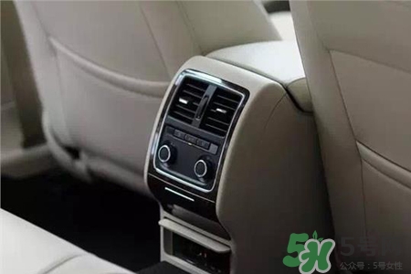 冬天早上車玻璃上的冰霜怎么弄？冬天早上車玻璃上的霧怎么弄？