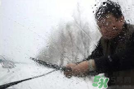 冬天早上車玻璃上的冰霜怎么弄？冬天早上車玻璃上的霧怎么弄？