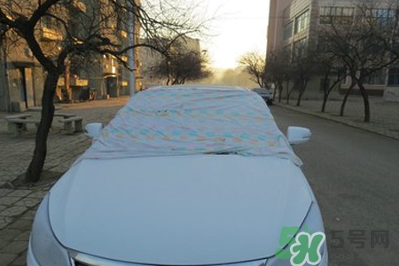 冬天早上車玻璃上的冰霜怎么弄？冬天早上車玻璃上的霧怎么弄？