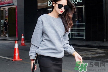 冬天衛(wèi)衣里面穿什么？套頭衛(wèi)衣里面還穿衣服么？