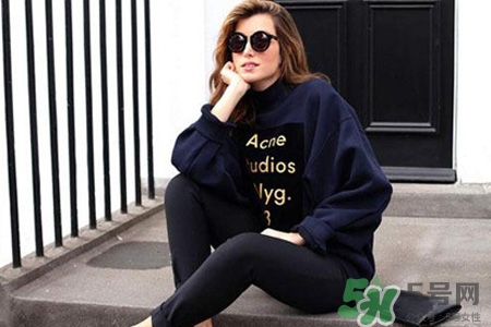 冬天衛(wèi)衣里面穿什么？套頭衛(wèi)衣里面還穿衣服么？