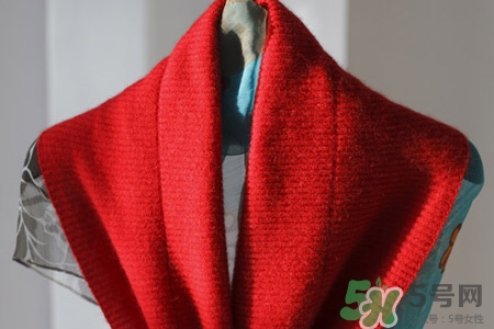 羊絨圍巾起球正常嗎？羊絨圍巾起球怎么辦？