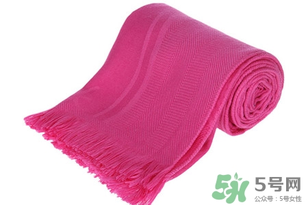 羊絨圍巾起球正常嗎？羊絨圍巾起球怎么辦？