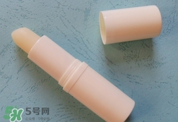 潤唇膏和唇膏有什么區(qū)別?潤唇膏和唇膏的區(qū)別 潤唇膏和唇膏有什么區(qū)別?潤唇膏和唇膏的區(qū)別