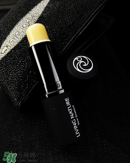 living nature口紅和km口紅哪個(gè)好？ living nature口紅試色