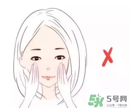 護膚品正確使用手法 別再錯誤護膚啦 護膚品正確使用手法 別再錯誤護膚啦